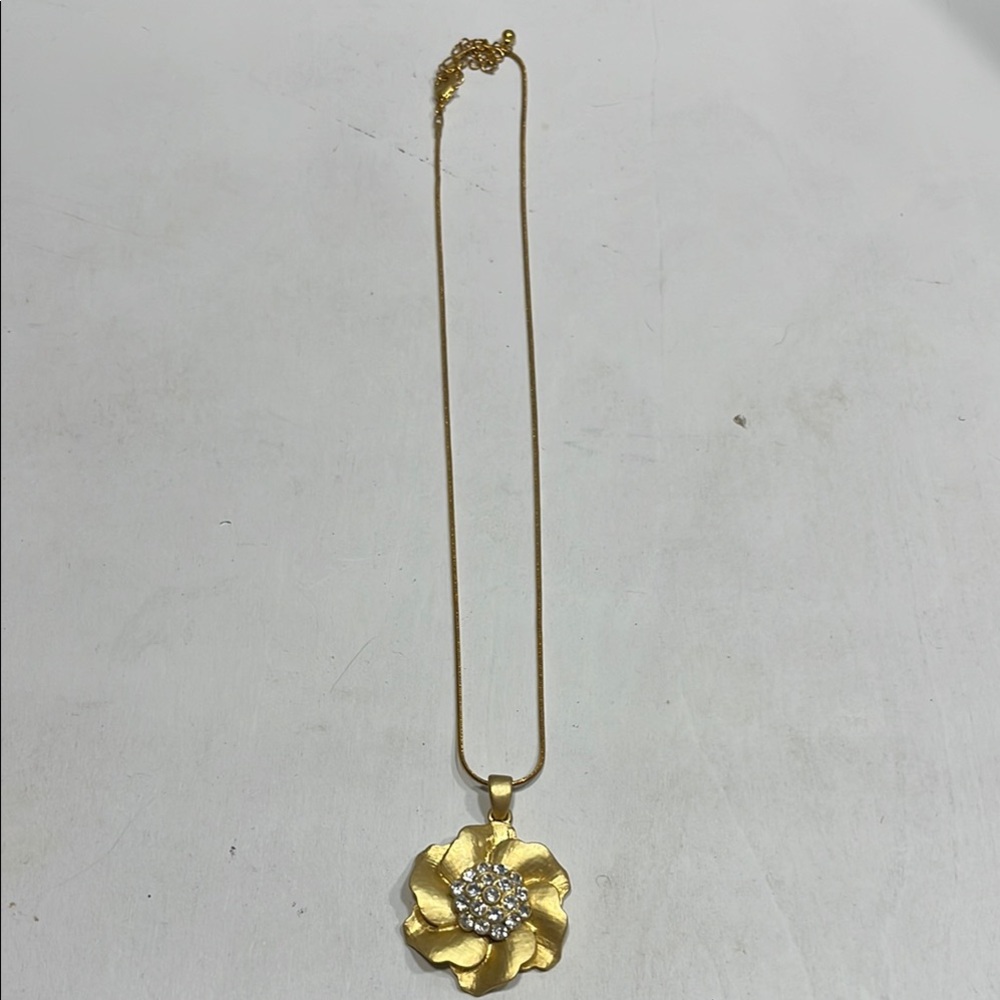 Gold Flower Pendant Necklace